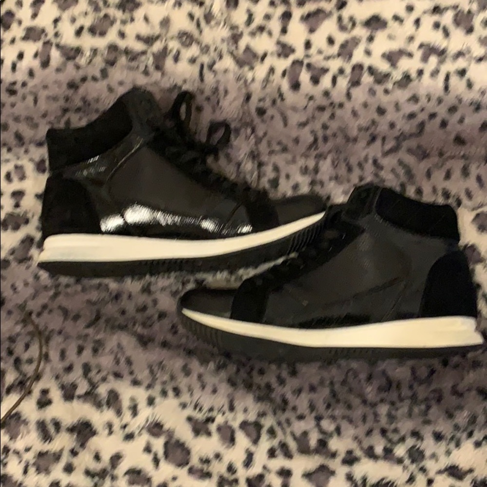 Cute black and white sneaker
